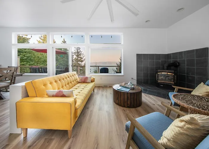 Modern Retreat W/ Stunning Views & Hot Tub
