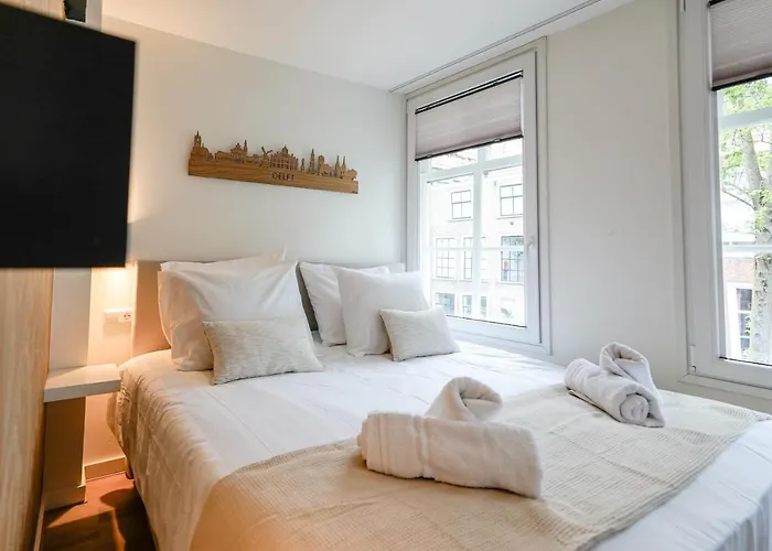 Deluxe 20M2 Canal View