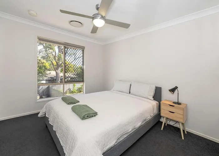Large House 7 Mins From Airport