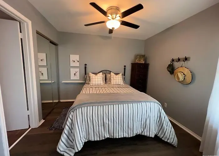 Lake Views, Sleeps 4, Pool, Pets Welcome!