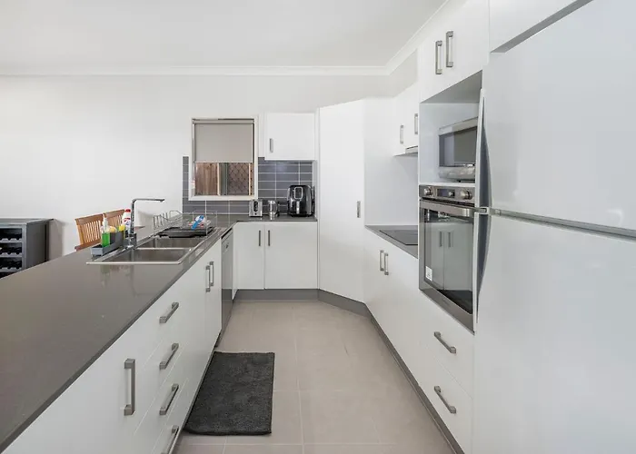 Large House 7 Mins From Airport