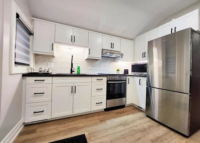 The Cozy Cove Modern King-Bedroom Full Apartment