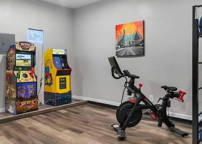 Sun Filled Home W Gorgeous Pool Hottub Gameroom