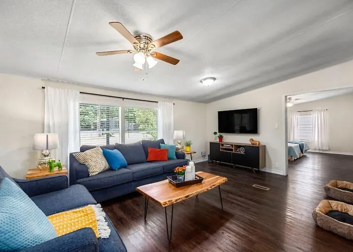Accessible 3Br Home Sleeps 12, Pet-Friendly, Near Lake Conroe