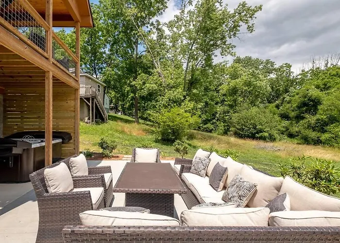 Downtown Brevard 5Br Retreat & Cyclists Dream