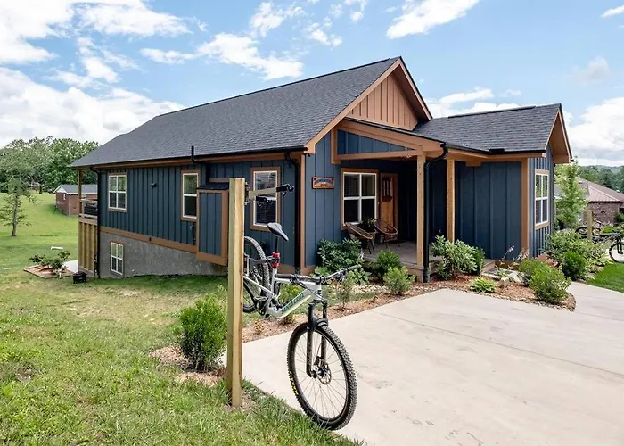 Downtown Brevard 5Br Retreat & Cyclists Dream