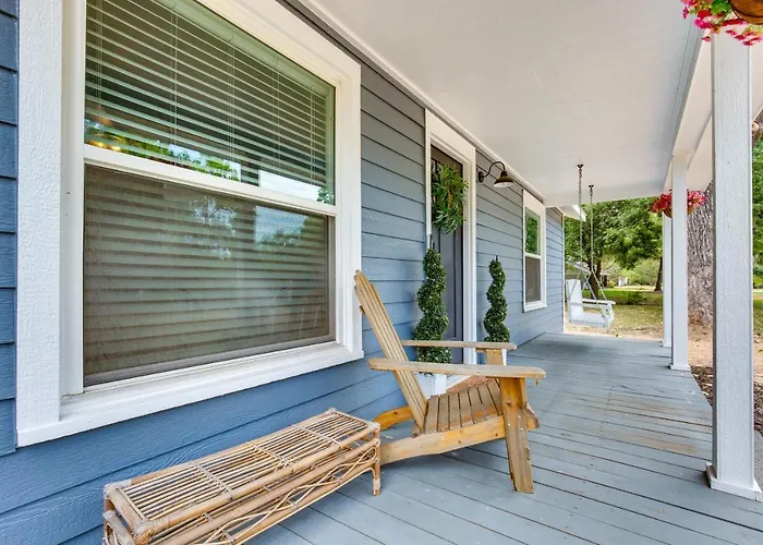 Lindale Vacation Rental W/ Deck & Grill!