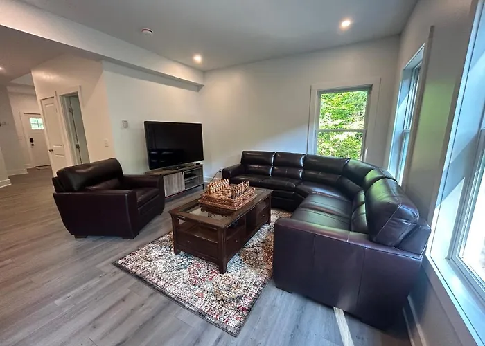 New 3 Bedroom - Thoroughbred Farm & Lake Views!