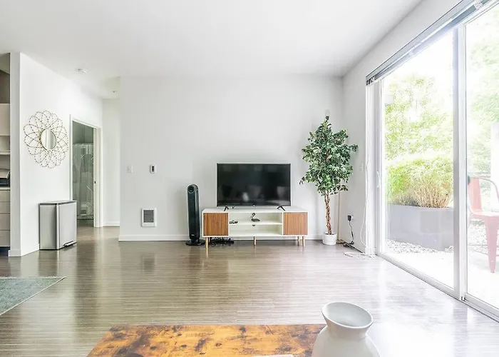 King Bed Spacious Apartment Gym Rooftop Free Parking