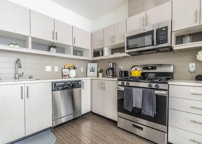 King Bed Spacious Apartment Gym Rooftop Free Parking