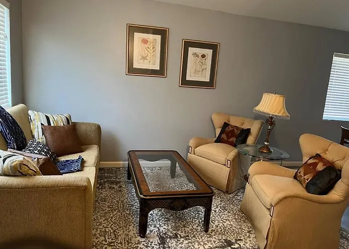 Lady T'S Serenity Getaway Near Tus Airport