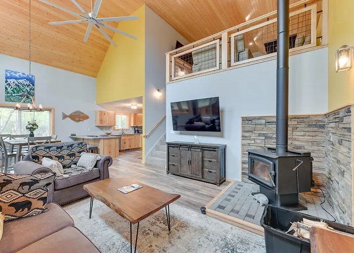 Soldotna Home W/ 2 Living Areas & Spacious Porch