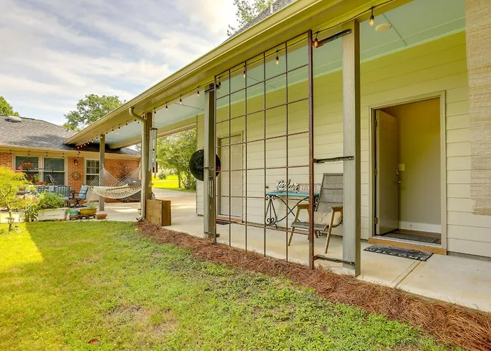 Cozy Covington Studio Rental Near Historic Square!