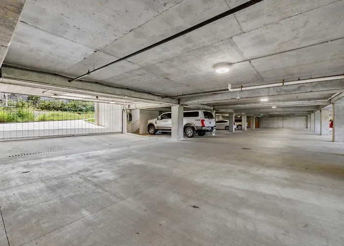 River View 2-Bedroom Apartment With Free Garage Parking