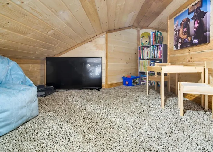 Private Hot Tub & Pond: Conifer Log Cabin