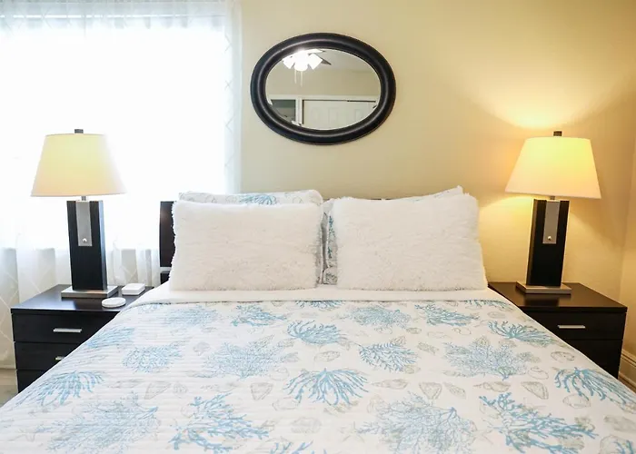Sunnyside Palms - 2Br, Poolside, 5 Min To Beach
