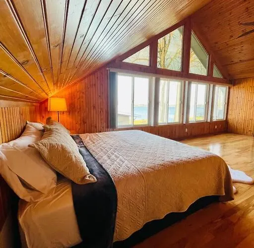 Unforgettable 4 Bedroom 3 Bath Waterfront Cabin