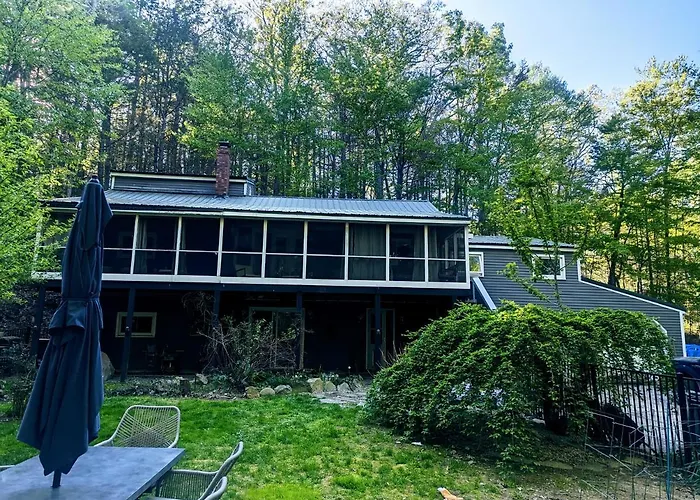 Spacious Pawtuckaway Getaway