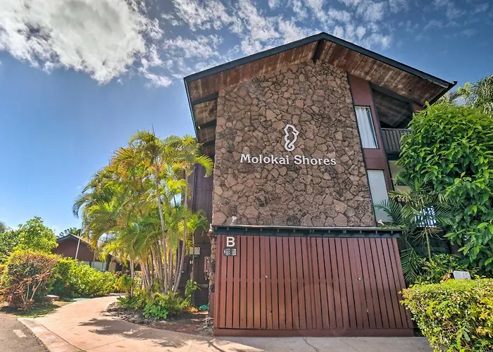 Kaunakakai Vacation Rental W/ Pool Access & A/C!