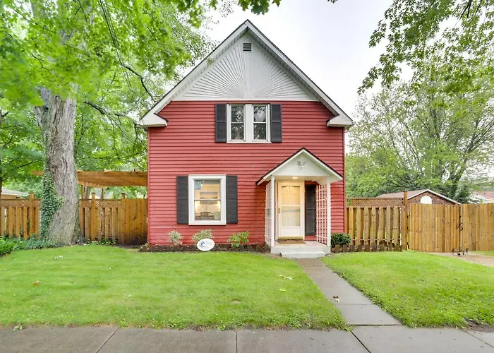 South Haven Oasis - Private Hot Tub, Pool & Grill!