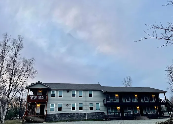 Alaska Lake + Lodge At Longmere