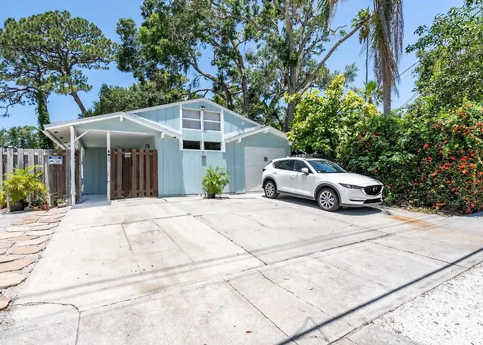 Beautiful Updated 2Bedroom Suite Minutes To Downtown, Amazing Beaches, Restaurants, Theaters And More