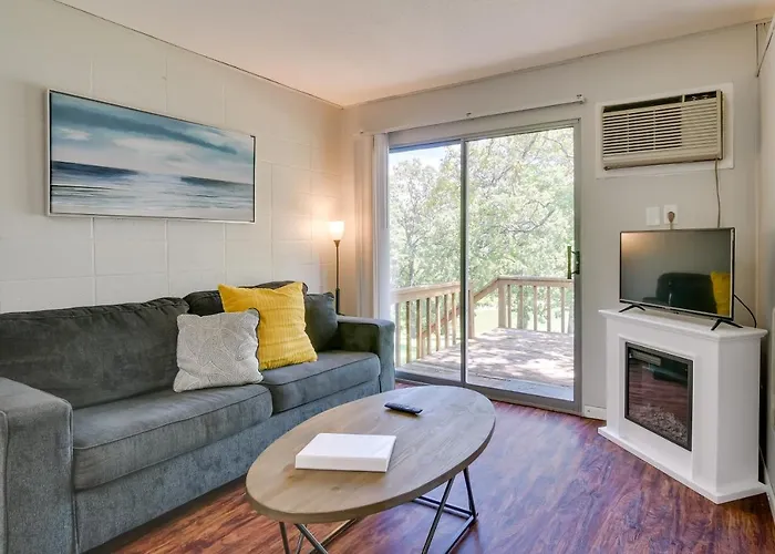 Vibrant Kimberling City Hideaway W/ Private Deck!