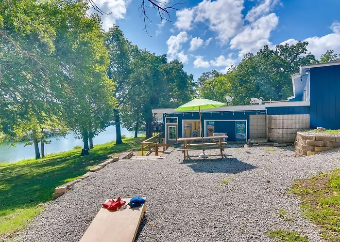 Vibrant Kimberling City Hideaway W/ Private Deck!