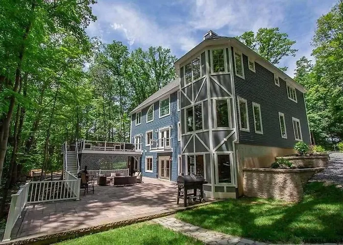 The Athena Hideaway - Hottub, Firepit, Lake & Racetrack