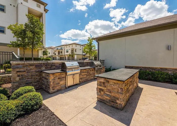Luxe 3B/2B Getaway - Pool, Gym, Parking, Pet Wash