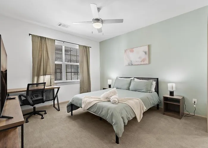 Luxe 3B/2B Getaway - Pool, Gym, Parking, Pet Wash