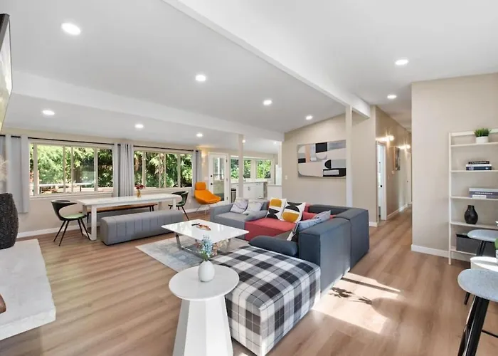 Stylish & Spacious Retreat In Downtown Bellevue