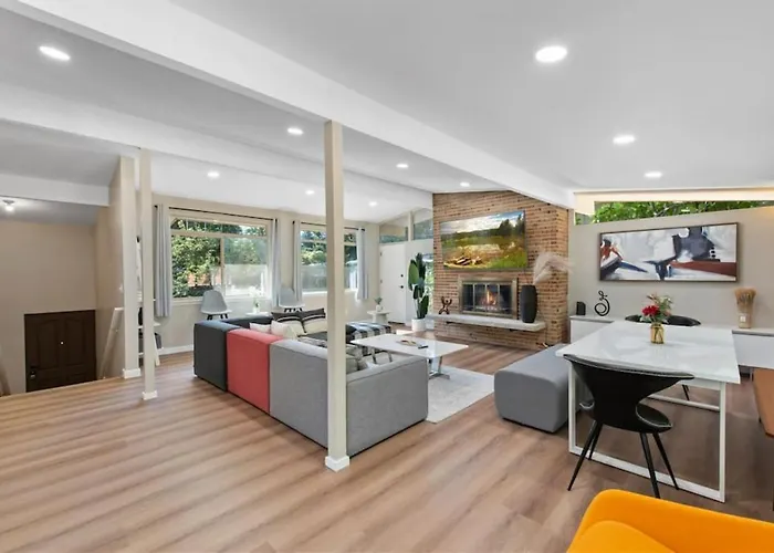 Stylish & Spacious Retreat In Downtown Bellevue