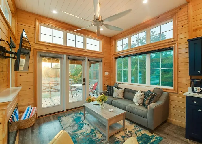 ~ 11 Mi To Lake Whitney: Tree-Lined Cabin W/ Deck