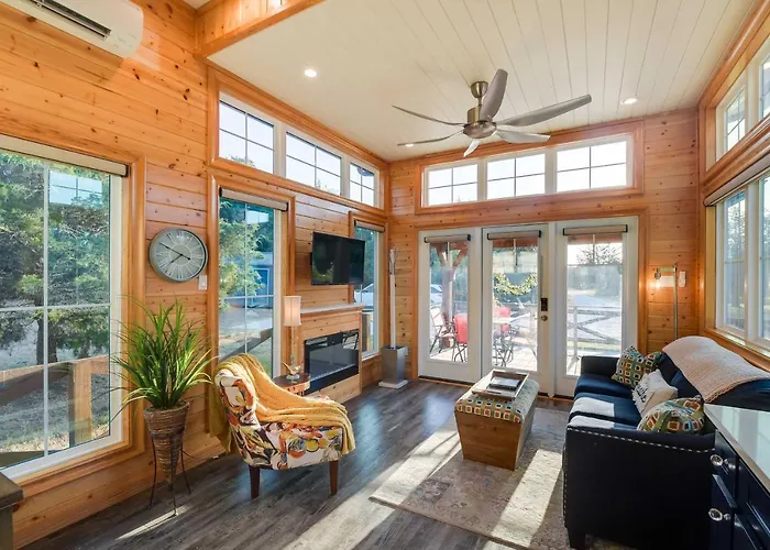 Outdoor Pool & Patio: Quiet Whitney Retreat!
