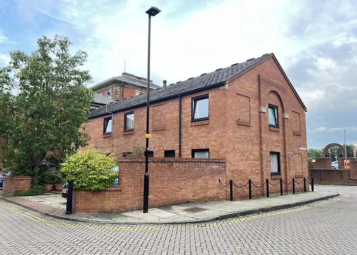 Modern 2 Bed Townhouse Just Outside City Walls With Free Private Parking