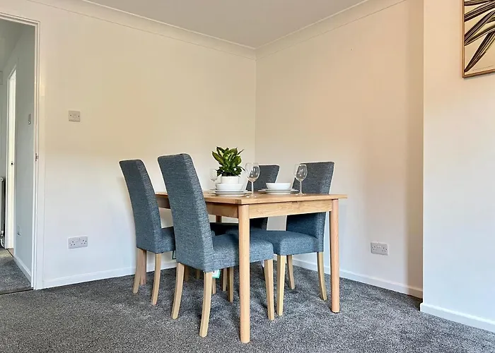 Modern 2 Bed Townhouse Just Outside City Walls With Free Private Parking