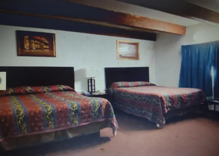 Budget Inn & Suites -Super-Ice Cold And Comfortable & Wonderful Rooms Plus Refrigerator,Microwave Hbo Max Tv & Best Value!