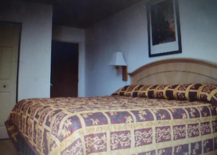 Budget Inn & Suites -Super-Ice Cold And Comfortable & Wonderful Rooms Plus Refrigerator,Microwave Hbo Max Tv & Best Value!