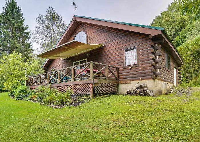 Pet-Friendly Jamestown Cabin W/ Fire Pit And Deck!