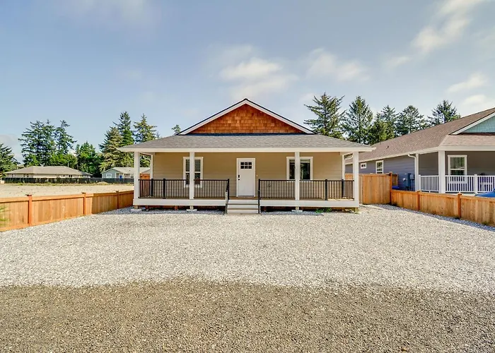 Westport Vacation Rental W/ Private Hot Tub!
