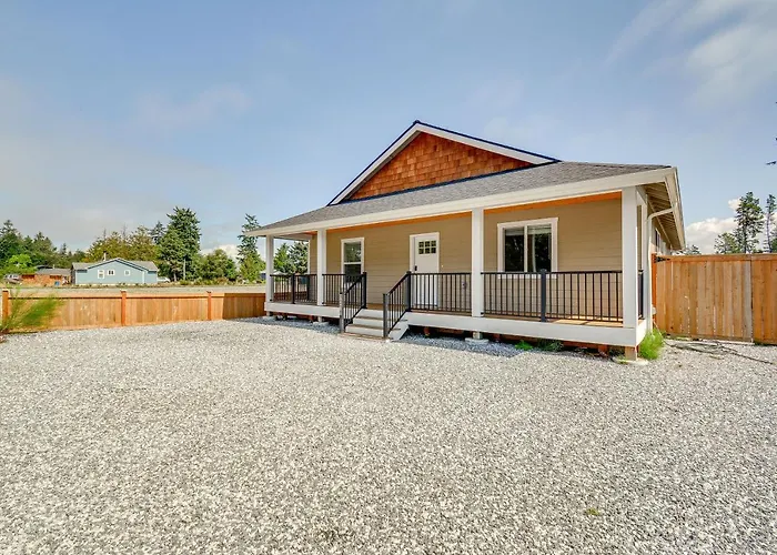 Westport Vacation Rental W/ Private Hot Tub!