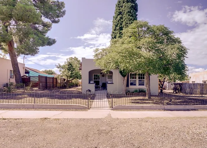 < 1 Mi To Dtwn: Home W/ Deck In Clarkdale!