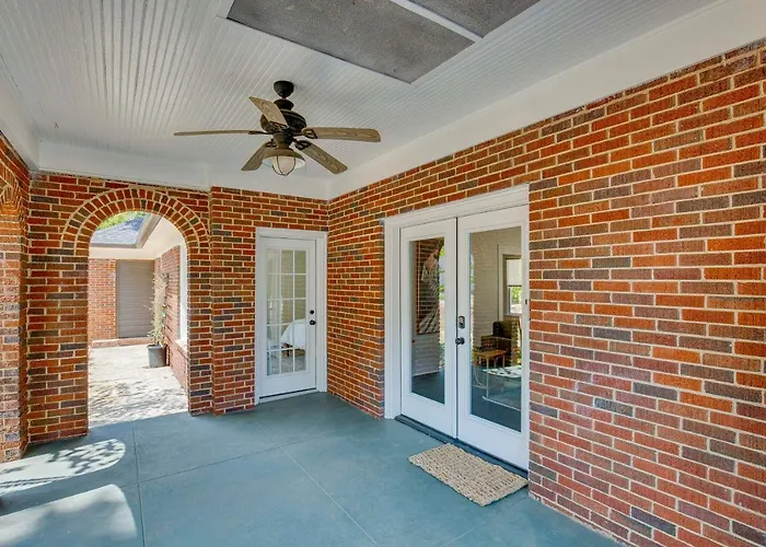 Walk To Bergfeld Park: 1928 Azalea District Home