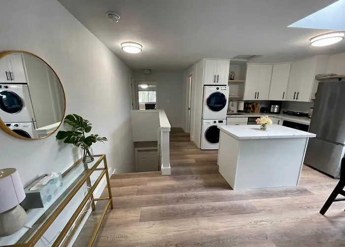 Tacoma 2 Bedrooms 1 Baths Sleep 5 With Compact Kitchen