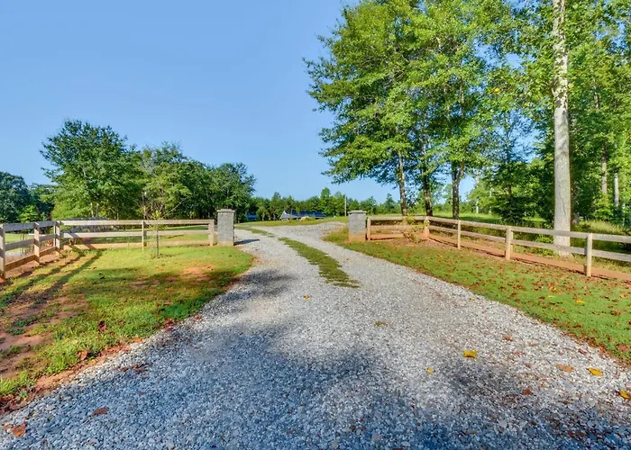 Cozy Clarkesville Getaway W/ Fire Pit!
