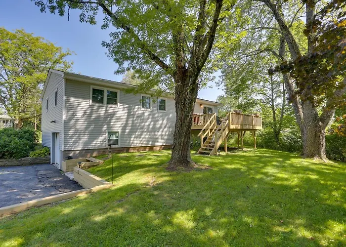 Kiamesha Lake Home W/ Deck: 4 Mi To Resorts World!
