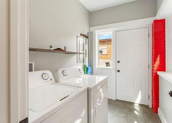 Modern Condo In The Heart Of Uptown Butte - Unit B