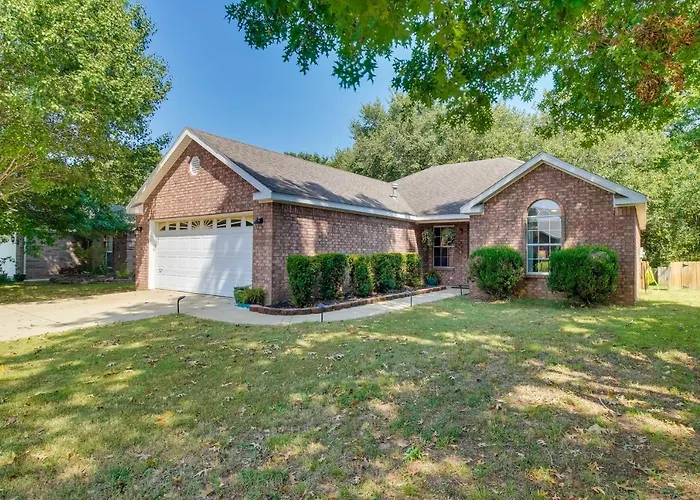 Charming Arkansas Retreat W/ Deck, Near Downtown!