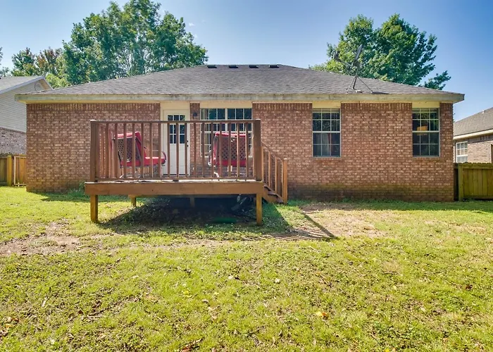 Charming Arkansas Retreat W/ Deck, Near Downtown!